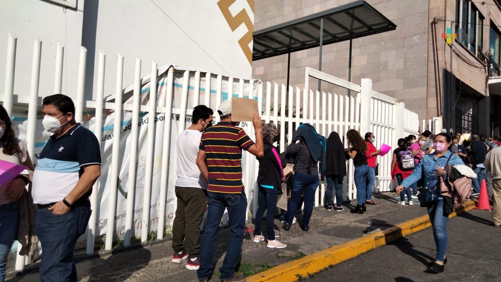 Vacunan a menores en el Centro de Salud «Gastón Melo», en Xalapa