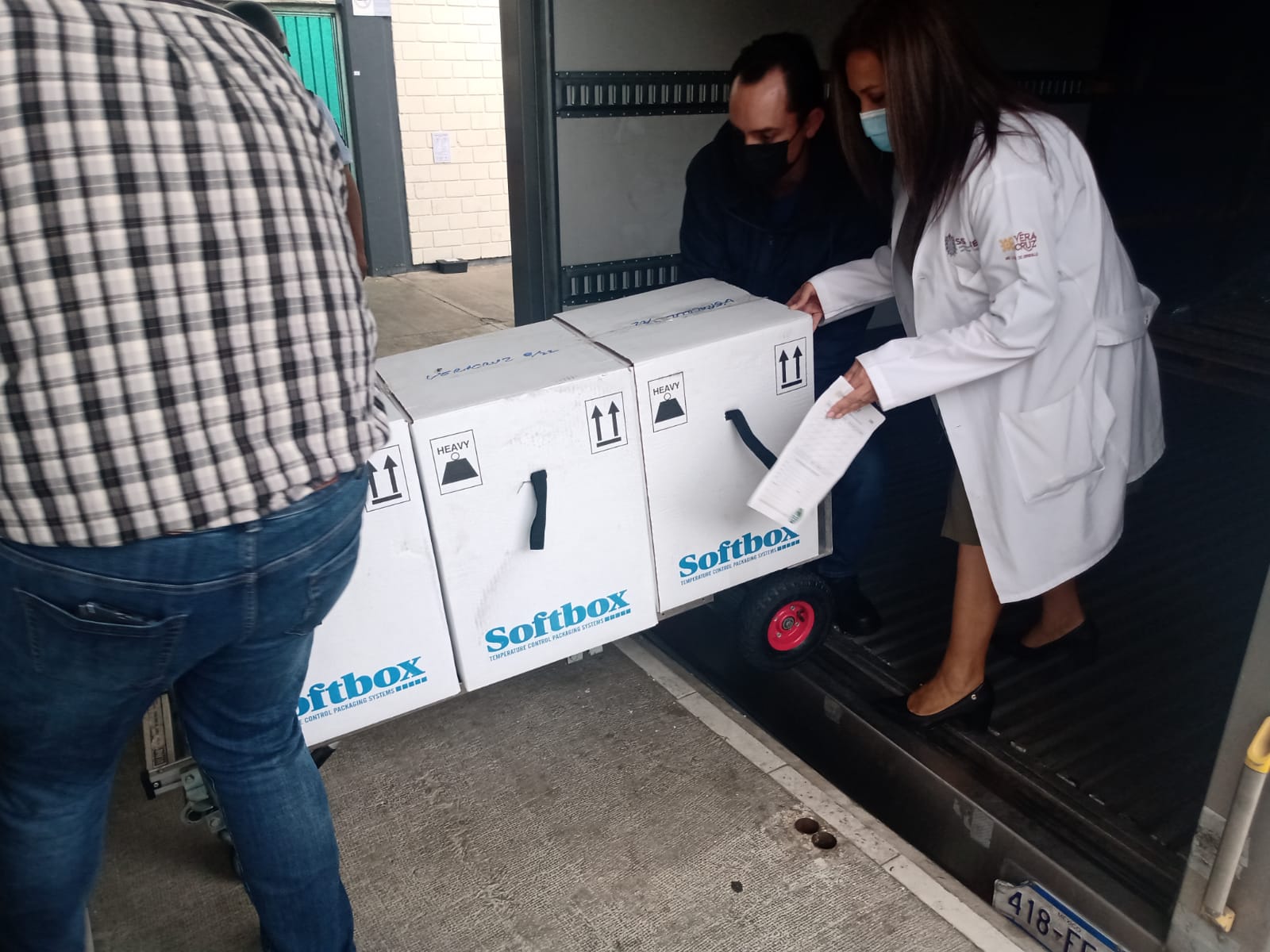 Llegan dosis de Pfizer y AstraZeneca para continuar vacunación en Veracruz