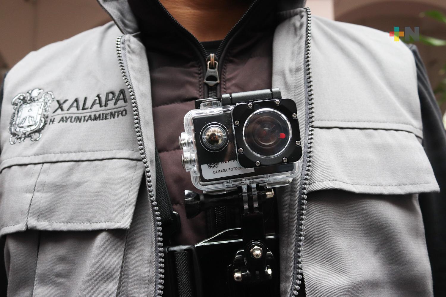 Entregan cámaras de video a inspectores de la subdirección de comercio