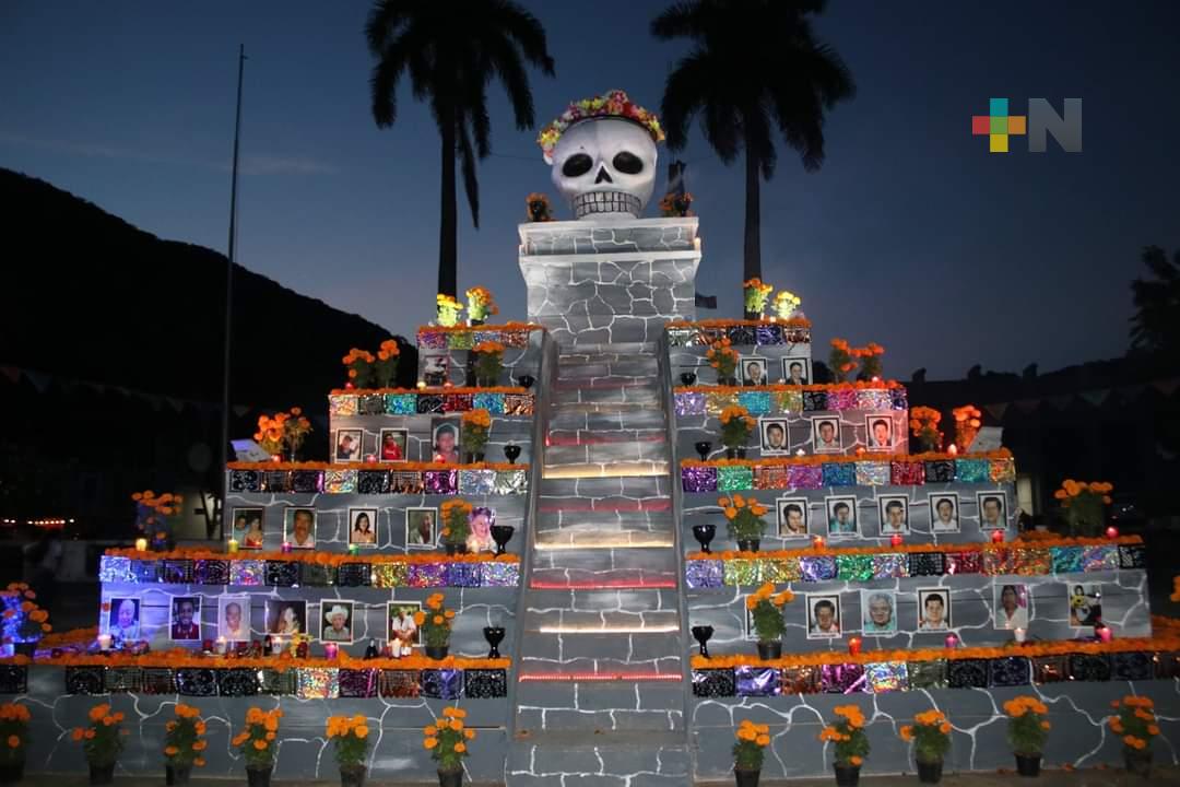 Con ofrenda comunitaria y festival artístico celebraron Día de Muertos en Tezonapa