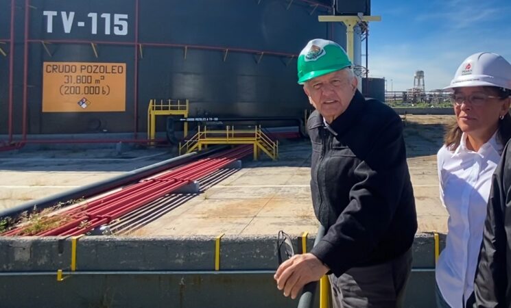 Evalúa AMLO rehabilitación de refinería en Salamanca