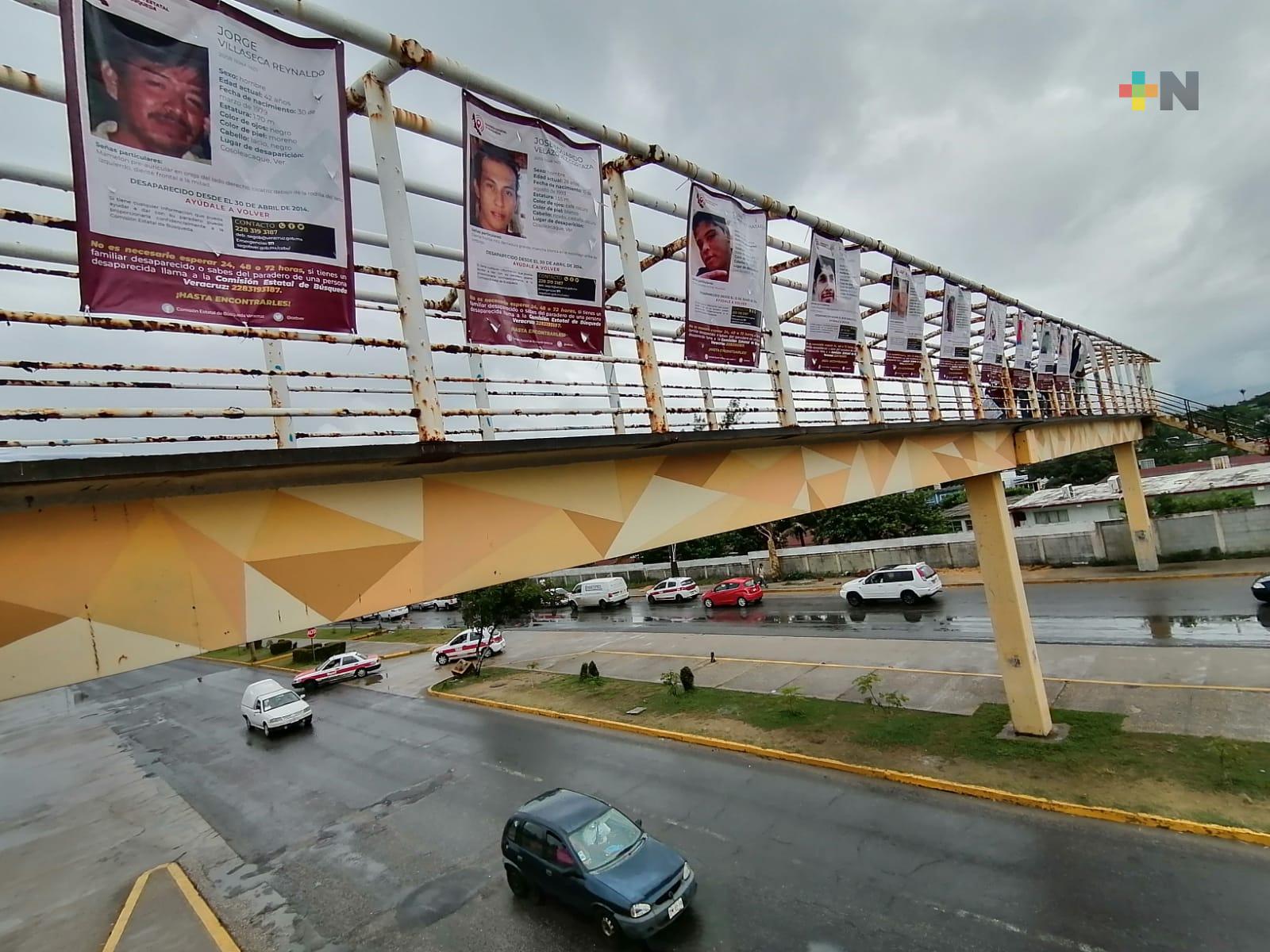Colocan fichas de búsqueda en puente peatonal de Coatzacoalcos