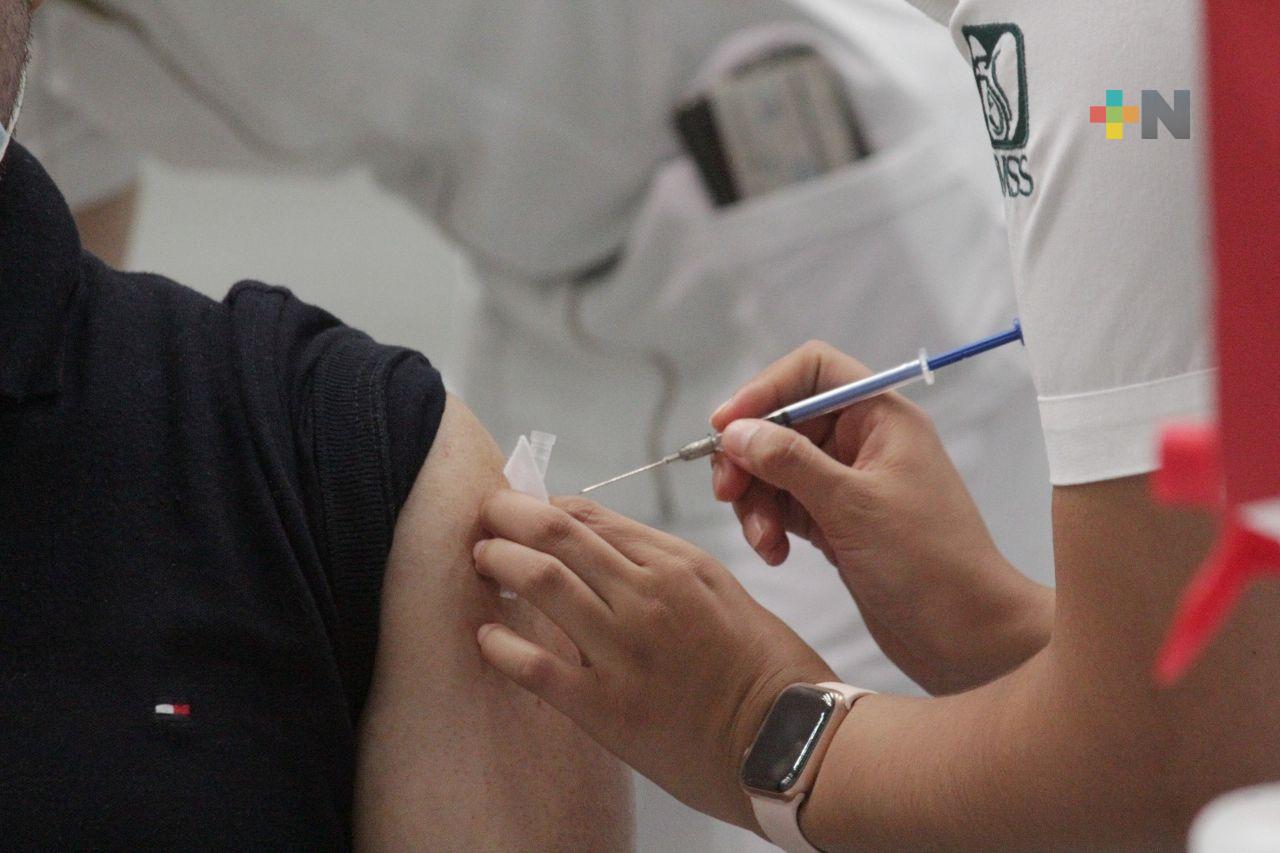 En Coatepec, continúan aplicando segundas dosis a población rezagada