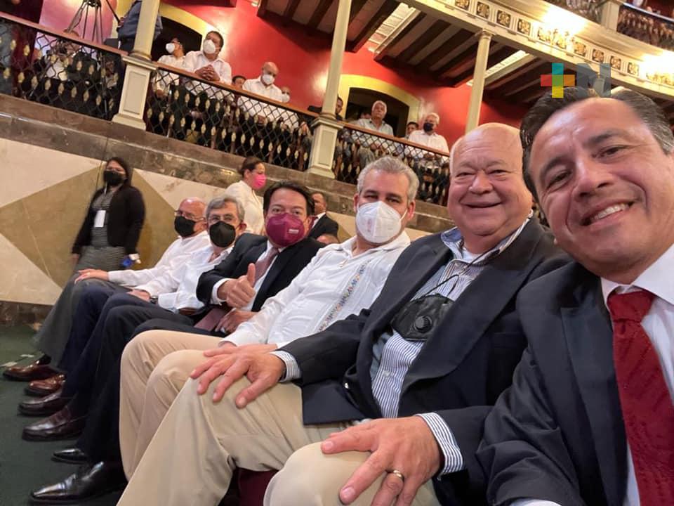 Cuitláhuac García estuvo presente en toma de protesta de la Gobernadora colimense, Indira Vizcaíno