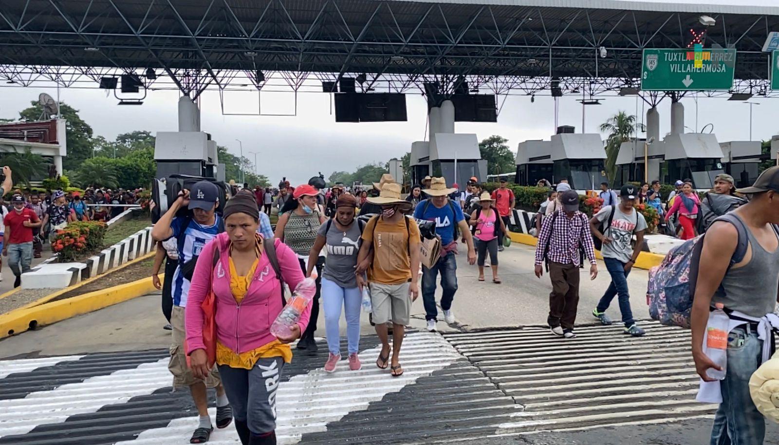 Caravana migrante sigue en movimiento, llega a la autopista Acayucan-La Tinaja