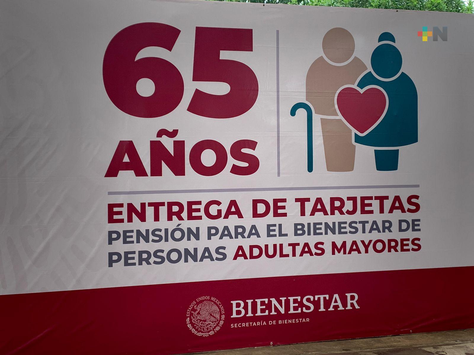 Entregan recursos y tarjetas a personas adultas mayores en Jesús Carranza