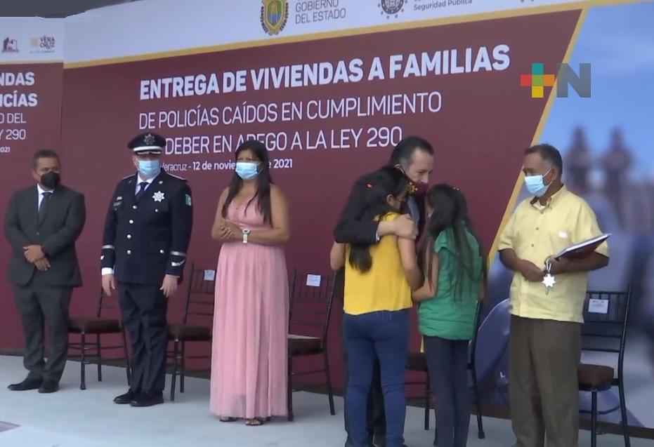 Entregó Gobernador viviendas a familiares de policías caídos en el cumplimiento de su deber