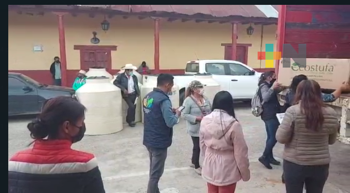Entrega DIF estatal apoyo asistencial a población vulnerable de Huayacocotla