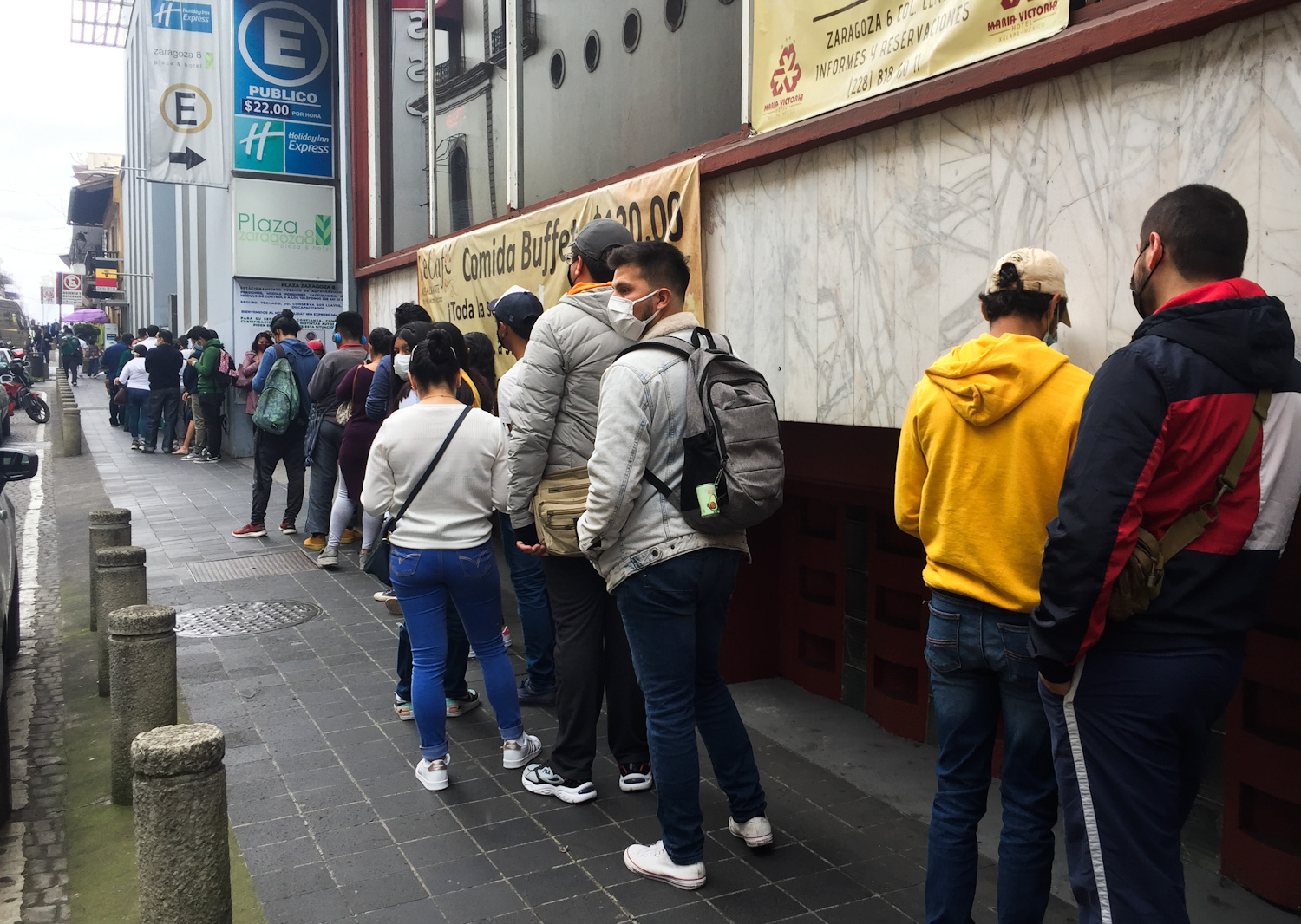 ¡No es la fila de vacunación! En Xalapa fans se aglutinan para el estreno de Spider-Man