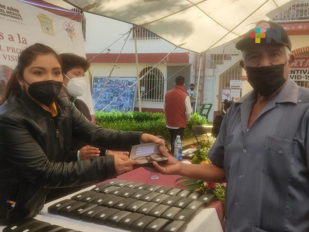 Adultos mayores y niños de comunidades de Rafael Delgado, Veracuz reciben lentes de armazón