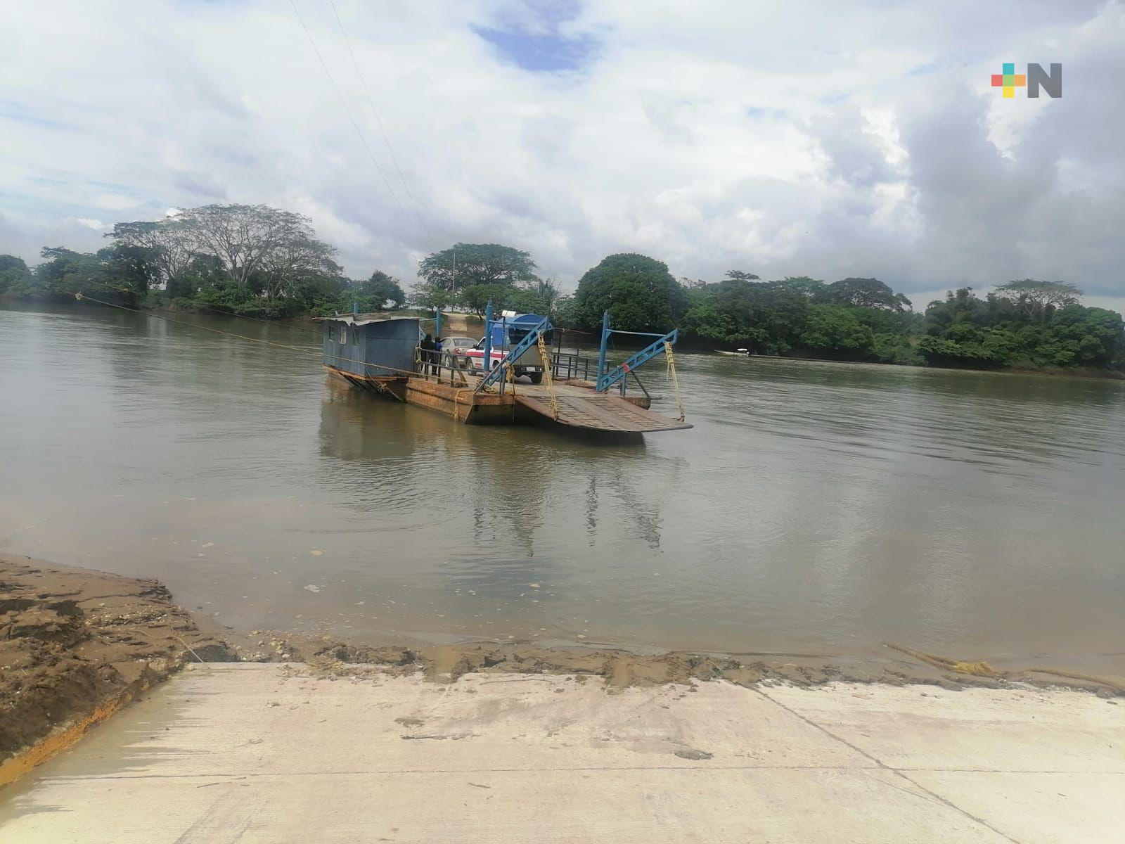 Tras abordar panga, automóvil cayó por accidente a río Coatzacoalcos
