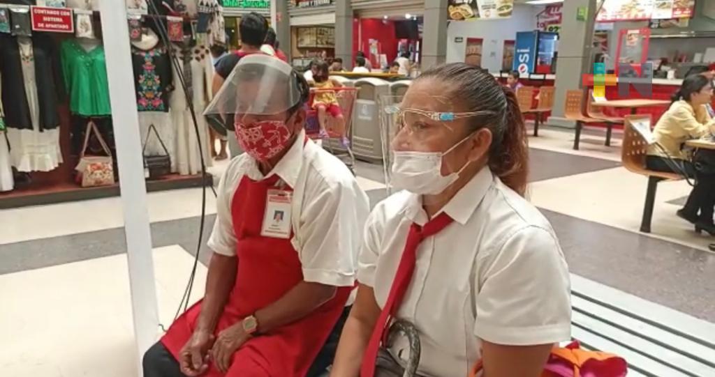 Regresan adultos mayores como empacadores a tiendas de Coatzacoalcos