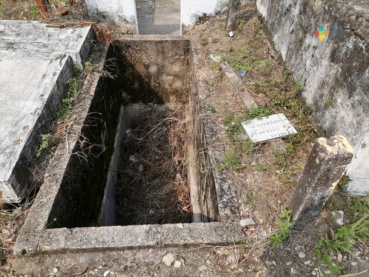 Tumbas en abandono representan un peligro a visitantes de panteones: PC