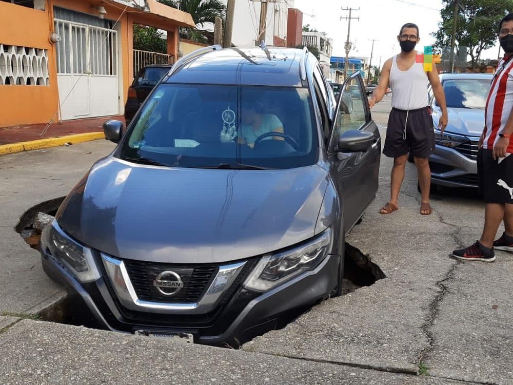 Camioneta cae en socavón de calle de Coatzacoalcos