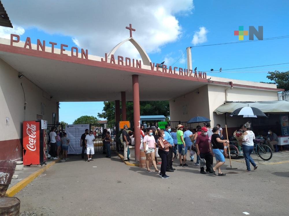 Continúan llegando porteños a Panteón Jardín del municipio de Veracruz