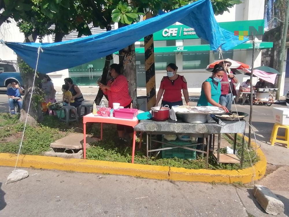 De última hora ambulantes se instalaron en panteones de Coatzacoalcos