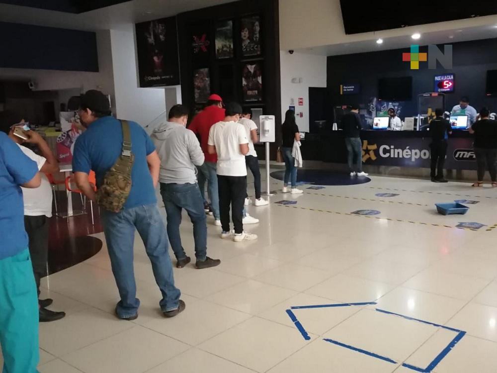 Decenas de coatzacoalqueños hacen fila para conseguir entradas del estreno de Spider-Man