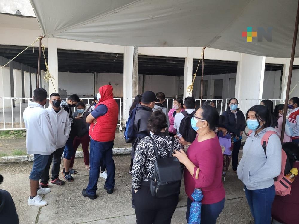 Desde temprana hora coatzacoalqueños de 15 a 17 años reciben primera dosis antiCovid