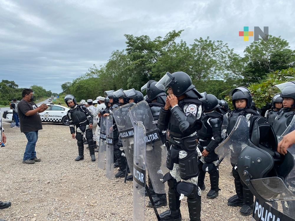 Elementos de seguridad esperan la llegada de migrantes a la entidad veracruzana