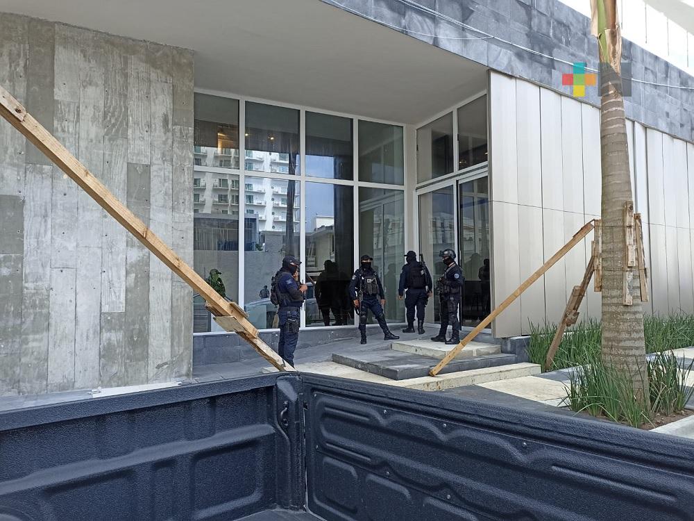 Entregan orden de clausura a responsables de Torre Centro del municipio de Veracruz