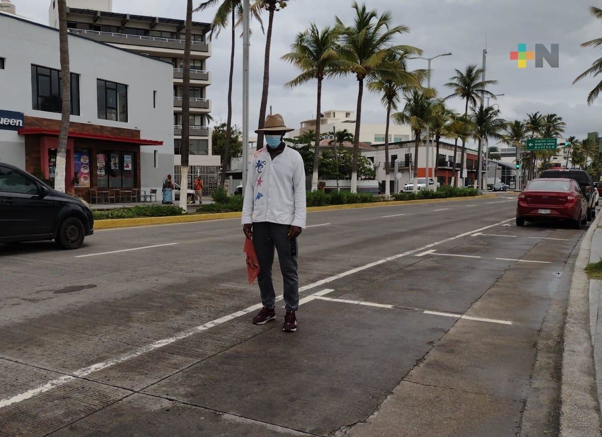 Haitiano trabaja como palapero en playa Villa del Mar de Veracruz