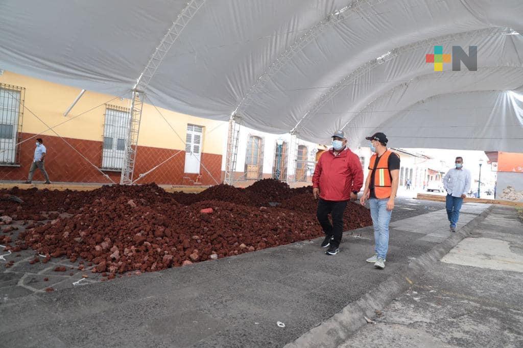 Supervisa titular de Segob instalación de pista de hielo en Coatepec