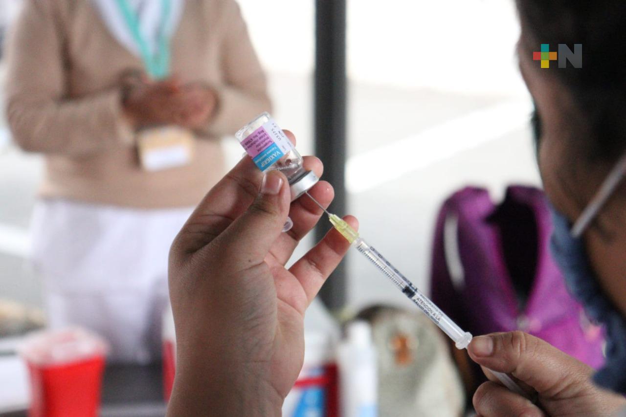 Aplican vacuna de refuerzo a coatepecanos de 50 a 59 años