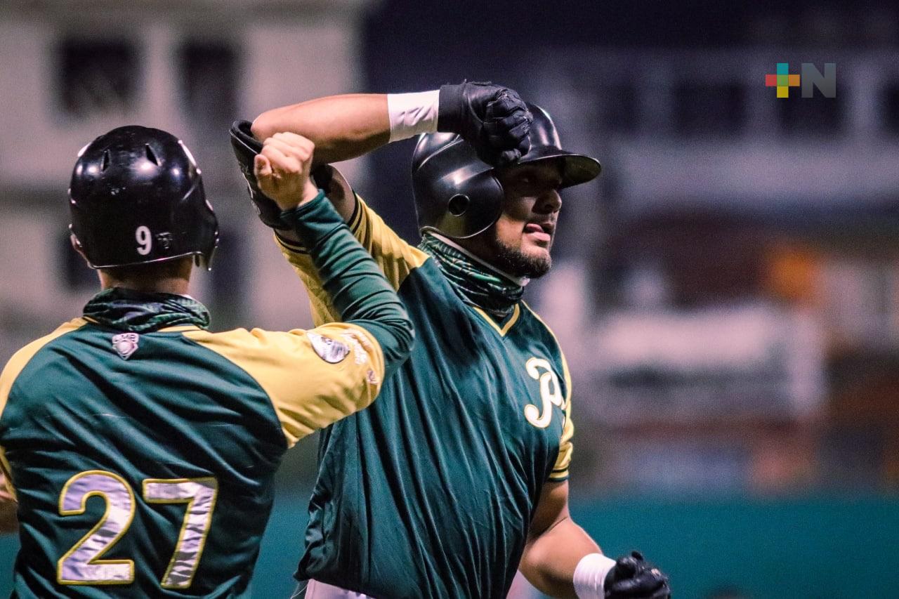 Los Pericos vencieron por 8-1 al Águila-Leones y amarraron la serie en Xalapa