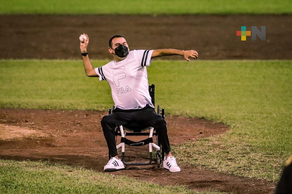 Diego López lanzó la primera bola de la serie entre Águila-Leones vs Pericos