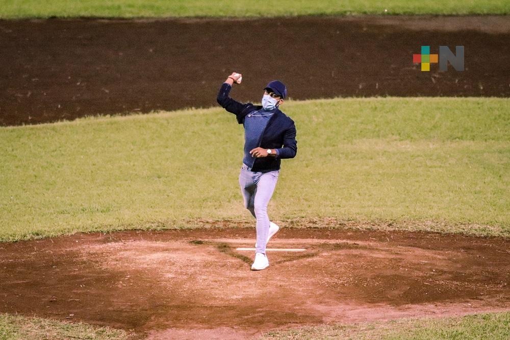 Crisanto Grajales lanzó primera bola del segundo de la serie Águila-Leones vs Pericos