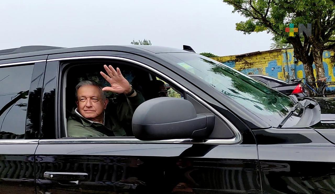 Presidente inauguró dragado de construcción y recorrió muelles de cabotaje en Coatza
