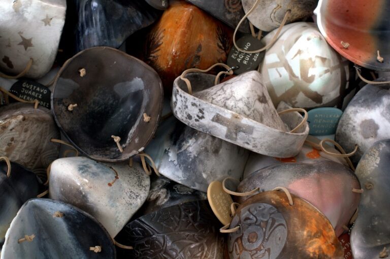 Presenta IVEC la instalación de cerámica Memorial