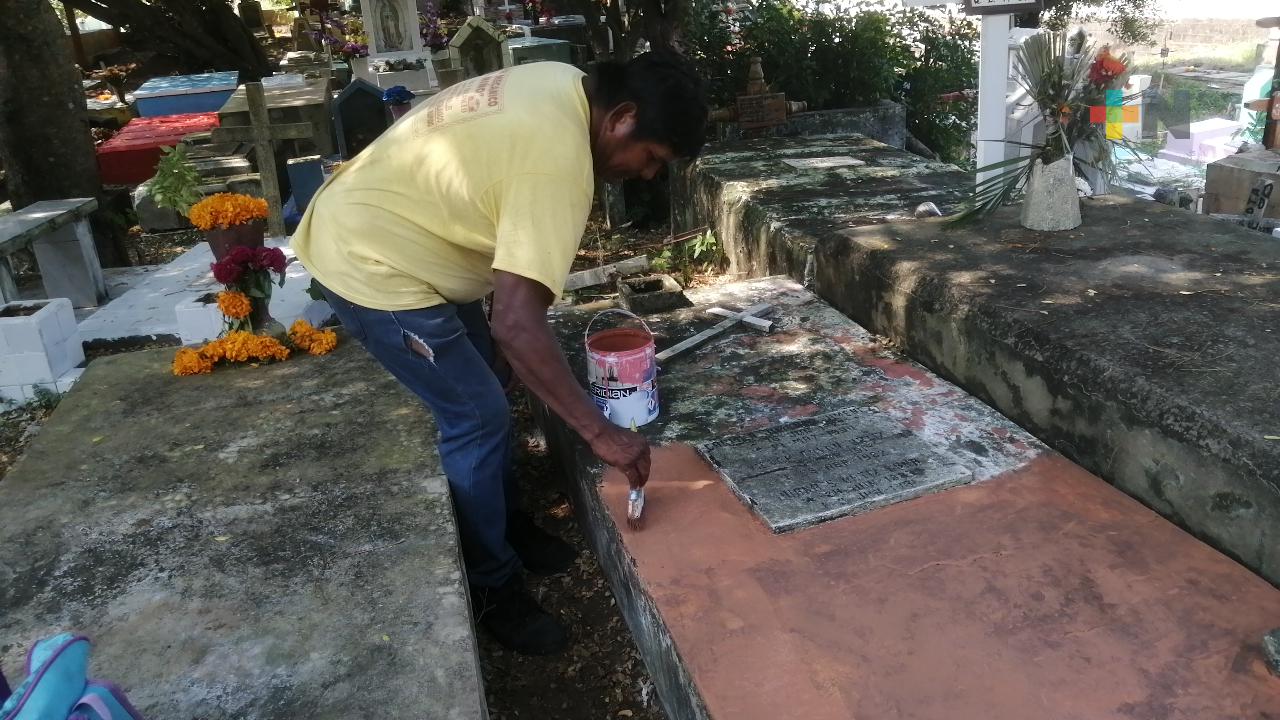 Escasa demanda de mantenimiento a tumbas en panteones de Coatzacoalcos