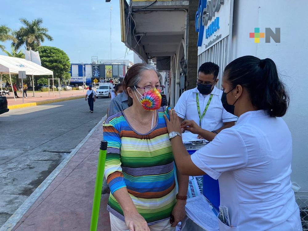 Martinenses acuden aplicarse vacuna contra la Influenza