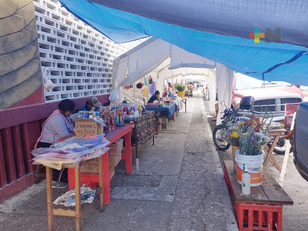 Mejoran ventas comerciantes de artículos alusivos al Día de Muertos en Coatzacoalcos