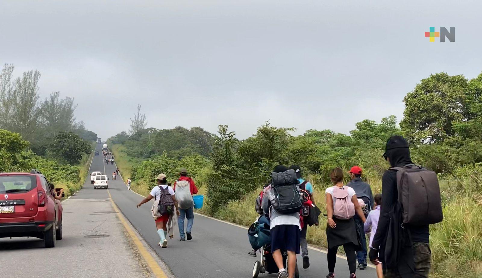 Migrantes intentan mantener unida la caravana; cansancio genera desistimientos