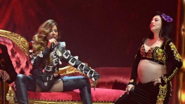 Mon Laferte mostró su embarazo en el escenario del Latin Grammy