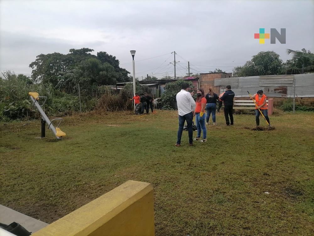 Mujeres realizan actividades de limpieza en parques de Coatzacoalcos