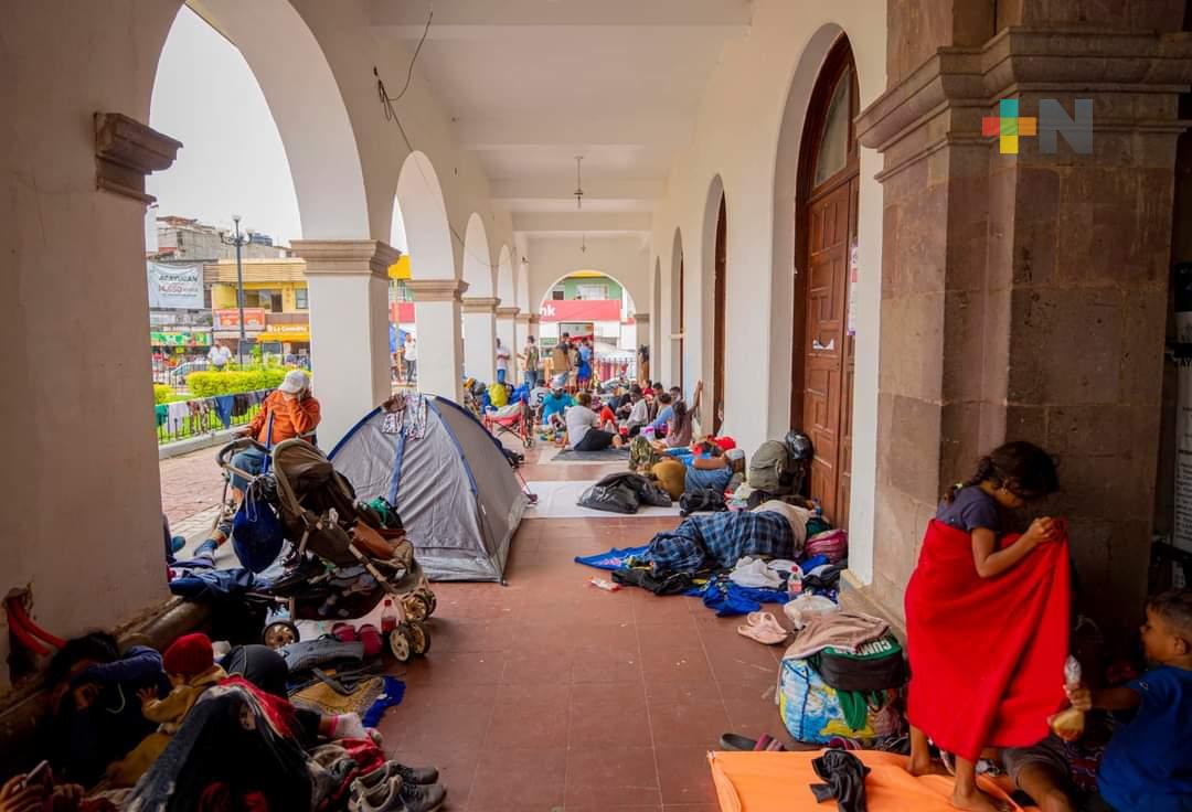 Caravana de 600 migrantes arribó al municipio de Acayucan
