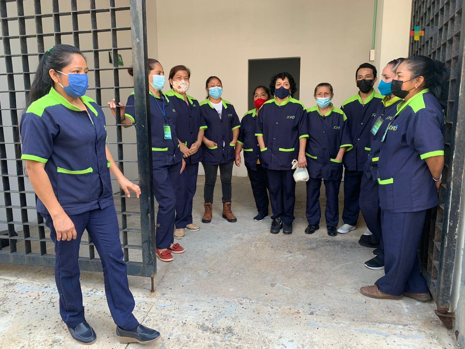 En paro, empleadas de limpieza del SAT en Coatza; exigen pagos atrasados