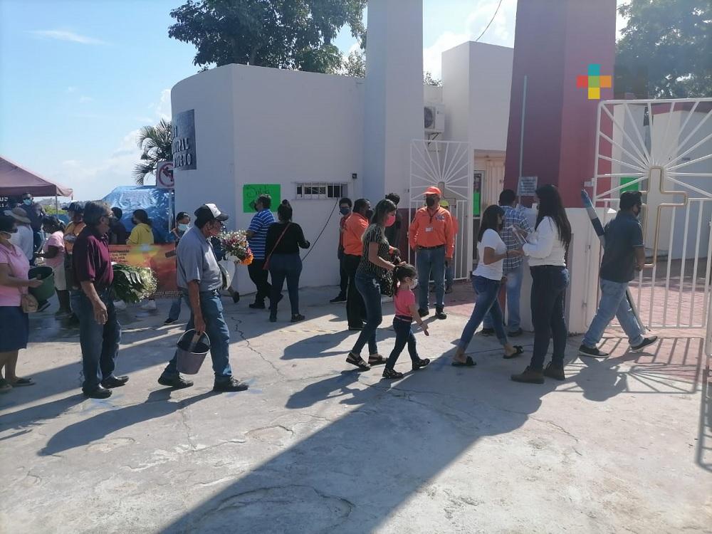 Registran gran afluencia panteones de Coatzacoalcos