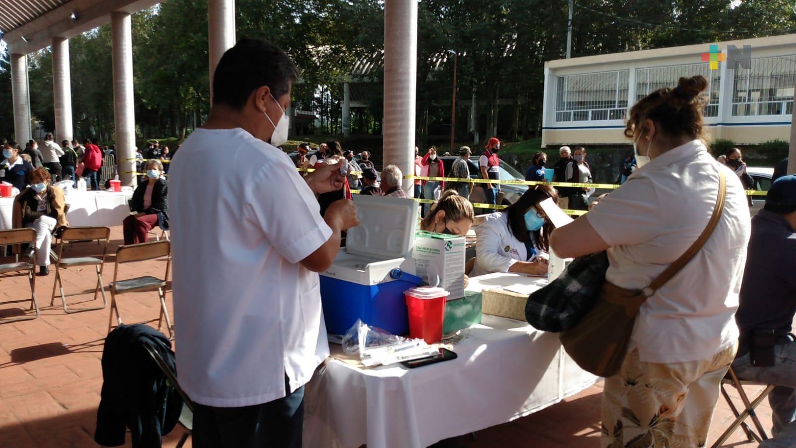 Vacunan a personas rezagadas de municipios vecinos en Banderilla