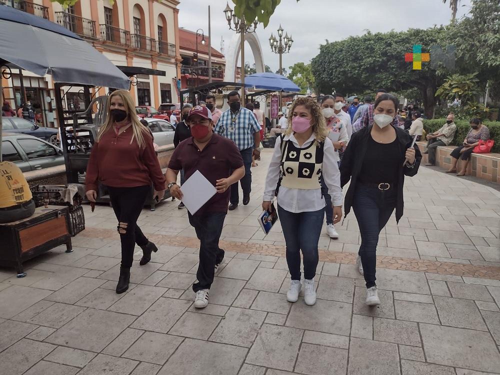 Supervisa directora de DIF estatal construcción de pista de hielo en Papantla