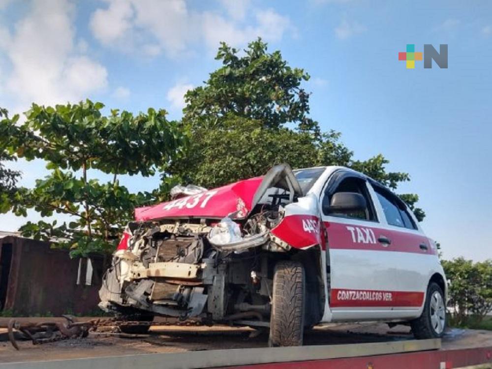 Tren destroza parte frontal de taxi en Coatzacoalcos