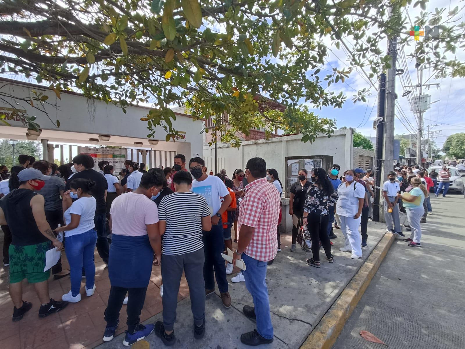 Acuden muchas familias a vacunar a menores con comorbilidad en Boca del Río