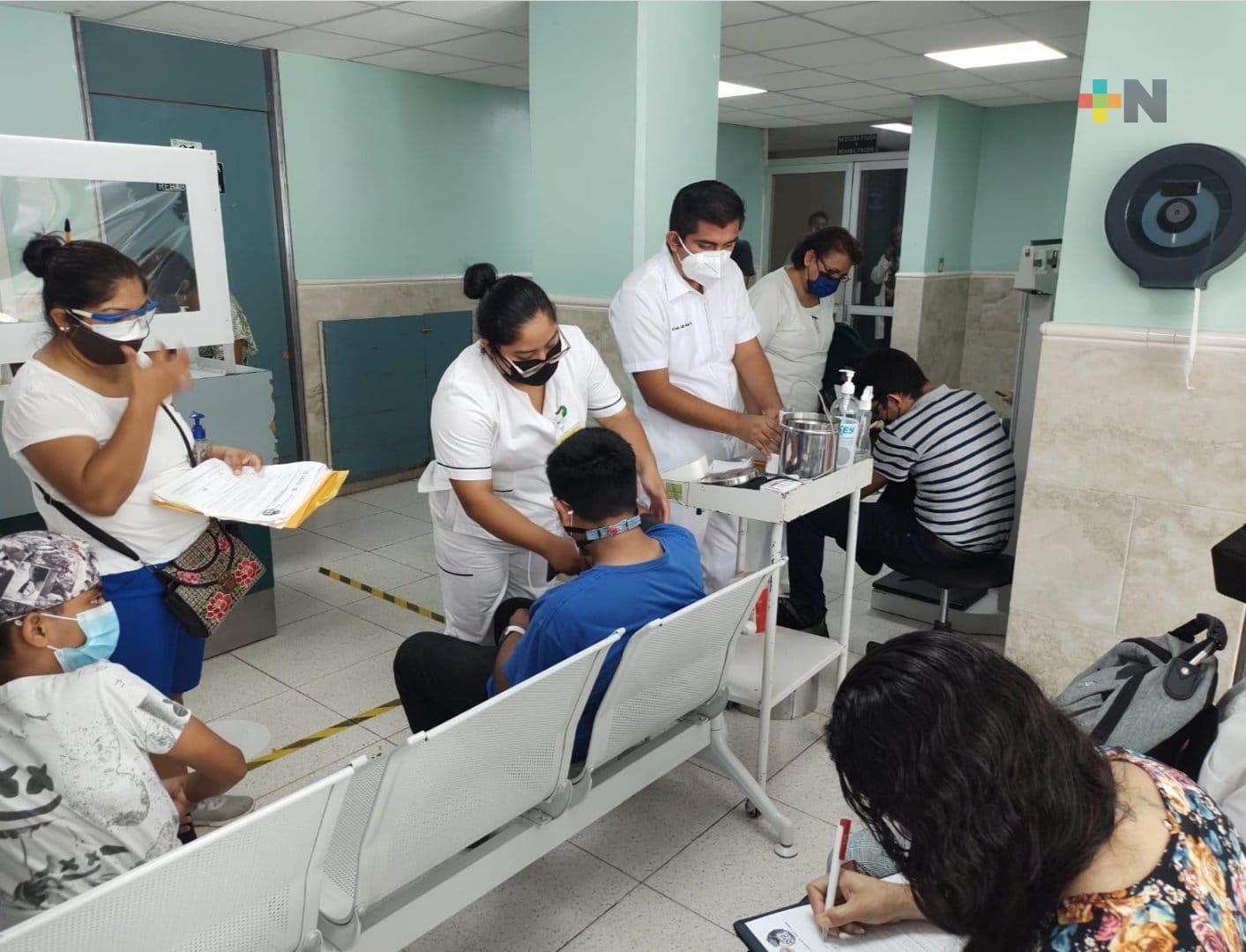 Continúa la vacunación a menores de entre 12 y 17 años en Coatzacoalcos
