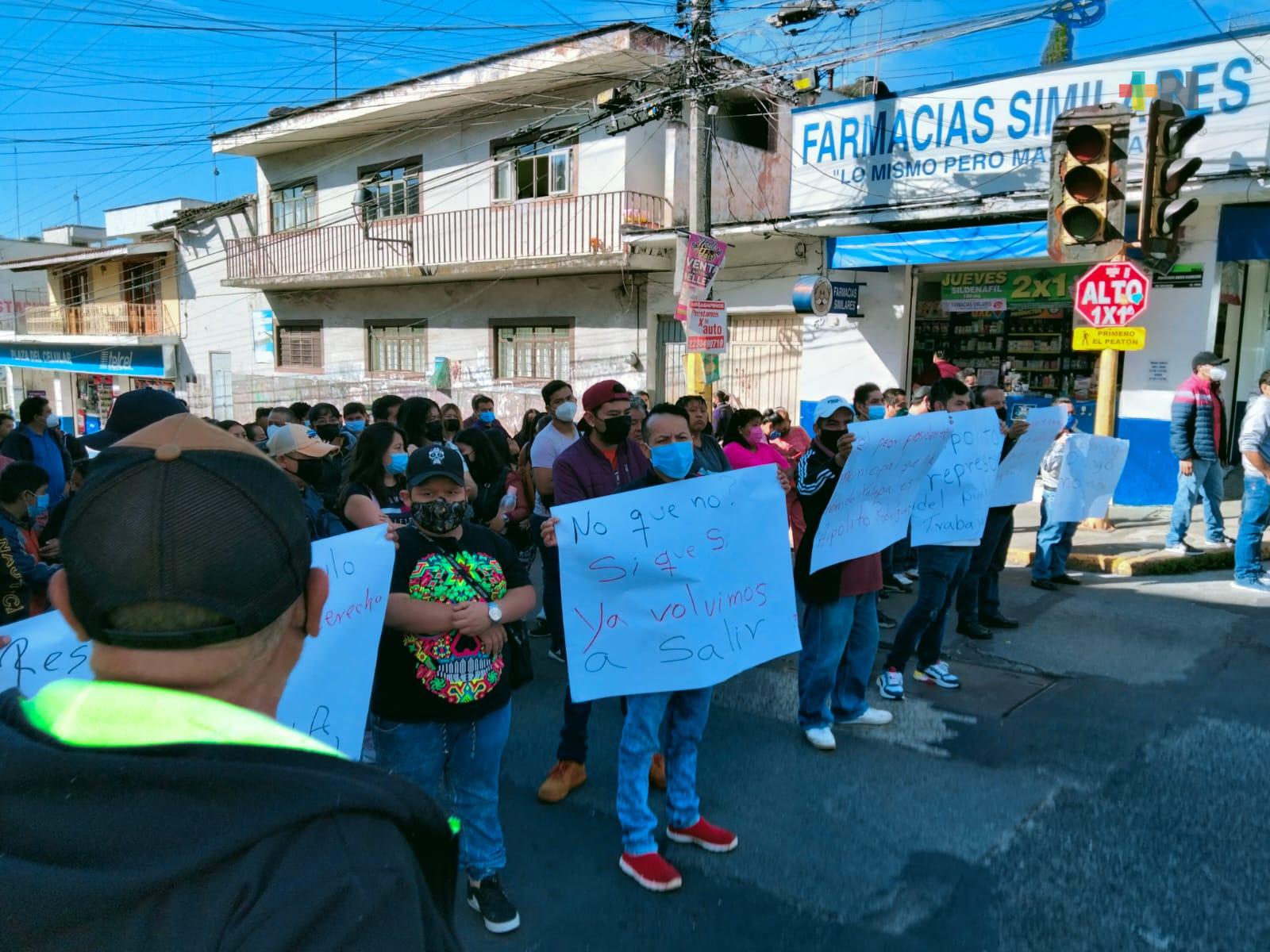 Vendedores de la plaza Clavijero bloquean calles del centro de Xalapa
