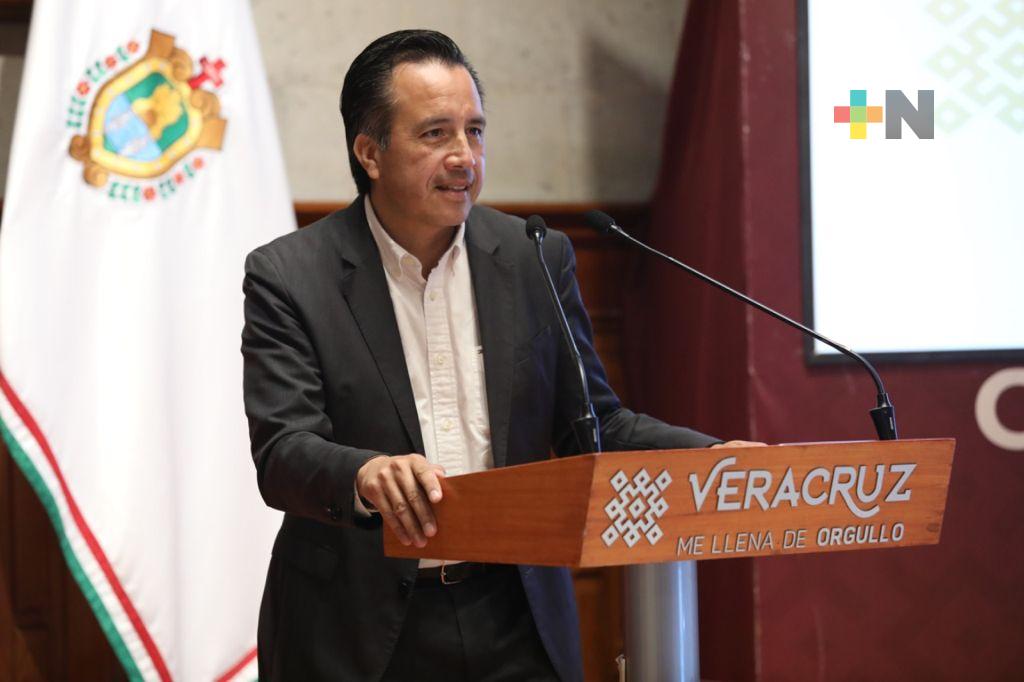 Va Cuitláhuac García contra los que roban tapas de CFE y cables de escuelas