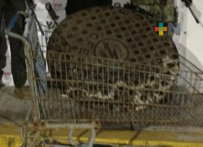 Detienen Fuerza Civil y Policía Naval a uno por presunto robo de tapa de CFE