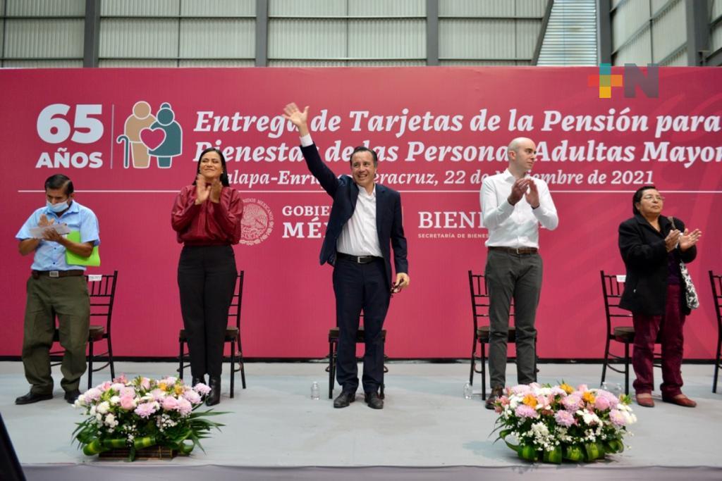 Gobernador encabeza entrega de tarjetas de pensión para Bienestar de los Adultos Mayores